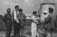 סיני זיגמונט אלכסנדרוביץ' עם משה (מרצל) זינגר ושושנה וייסמן, בית יהושע