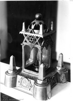 Photograph of: Memorial light.