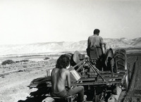 עבודה על הטרקטור בחלקת ירדן.