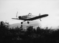 ענפים- ריסוס עם מטוס כותנה בשדות אגם החולה המיובש.