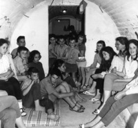 ילדים במקלט במלחמת ששת הימים, קבוצת הדר יושבות מימין מיכל צימלס, נירה מנדל, שולה הגדיש, דניאלה גלעד, יושבים על המזרון דבורה פוייר, גדעון למברגר, עמוס גולן, יהודה ענבר, אורי שטרן, נירה אדם.