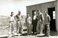 הצריף הראשון בקיבוץ עינת. תשרי תשי"ג. בין המצולמים: רוים, יוסף פולישוק, מיטל פומרנץ, ברסלר, מאיר דגאי, יואלי זלמן.