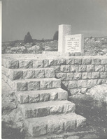 אנדרטה לזכר שבעת הנופלים, בדרך לצפת מתוך תערוכת צילומי אנדרטאות זכרון.