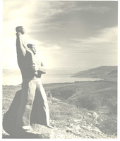 אנדרטת קיבוץ חוקוק ביצוע יחיאל שמי מתוך תערוכת צילומי אנדרטאות זכרון.