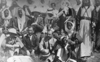 סולחה עם השכנים הבדואים עם הבריגדיר קיש (באמצע) על שמו כפר קיש, היה מפקד הגדוד העברי הראשון ליהודה.
