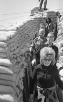 שר החוץ אבא אבן מבקר עם אשתו בביצורים בתעלת סואץ.