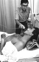 Ehud Yaari of Kil Israel interviewing an injured soldier in a hospital.