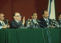 Menahem Begin meeting with President Anwar Saadat in Ismayilia.