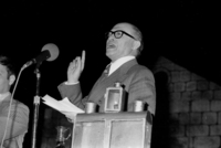 מנחם בגין נואם בפני הקהל שחגג את יום השנה הראשון לייסוד התנחלות קדום.
