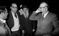 מנחם בגין נואם בפני הקהל שחגג את יום השנה הראשון לייסוד התנחלות קדום.