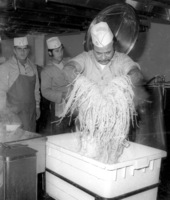 Spaghetti's ready - The chef at a central military base kitchen demonstrates his culibary finesse during an inspection tour by IDF logistics chief Aluf Arie Levy.