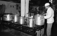 The chef at a central military base kitchen demonstrates his culibary finesse during an inspection tour by IDF logistics chief Aluf Arie Levy.