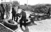 אוהדי כדורגל מטילים מצור על עיירה.