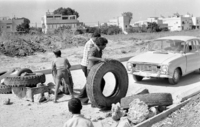 אוהדי כדורגל מטילים מצור על עיירה.