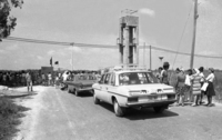 אוהדי כדורגל מטילים מצור על עיירה.