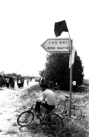 אוהדי כדורגל מטילים מצור על עיירה.