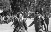 חיילי חיל החימוש מרכיבים רכב צבאי.