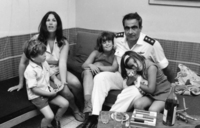 מפקד צי ספינות הטילים של חיל הים, אלוף משנה שבתאי לוי, עם משפחתו.