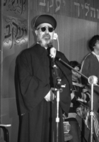 ילדי אחד מקורבנות דיכוי היהודים מצד הממשלה העיראקית מוצג בתמונה בבית הכנסת "אוהל שם" בפרדס כץ.