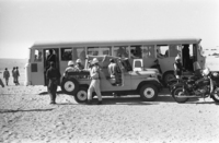 חיילים מצרים וישראלים במהלך החזרת גופות של חיילים ישראלים שנפלו במלחמת ששת הימים.