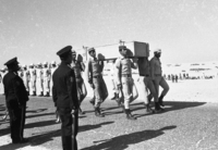 חיילים מצריים נושאים ארונות המבלך החזרת גופות של חיילים ישראלים שנפלו במלחמת ששת הימים.