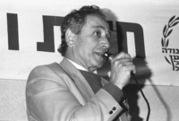 אליהו נאוי נואם בבאר שבע בפגישה של חיילים שהשתחררו זה עתה אחרי שלוש שנות שירות.