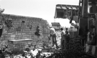 העירייה הורסת חלק מחומה המקיפה את הווילה של משה דיין המנוח בצהלה, שנבנתה בניגוד לחוקי העירייה.