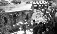 העירייה הורסת חלק מחומה המקיפה את הווילה של משה דיין המנוח בצהלה, שנבנתה בניגוד לחוקי העירייה.