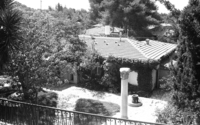 העירייה הורסת חלק מחומה המקיפה את הווילה של משה דיין המנוח בצהלה, שנבנתה בניגוד לחוקי העירייה.