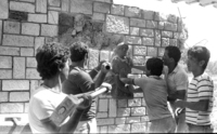העירייה הורסת חלק מחומה המקיפה את הווילה של משה דיין המנוח בצהלה, שנבנתה בניגוד לחוקי העירייה.