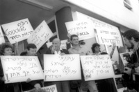 While PM Itzhak Shamir intend to speak at the Journalists Association in Tel Aviv, the Journalists demonstarted against their editors for censuring their views they publish in their articles, calling for freedom of speech.
