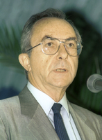 Moshe Arens Defence Minister gave a lecture before members of the Israeli Chamber of Commerce in Tel Aviv.