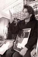 Israeli singer Yuval Banai gaining his platina disk.