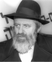 Famous former entertainer Uri Zohar who became religious participated in the IDF Radio searching for the new immigrants a flat.
