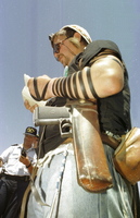 מתנחל חמוש מתפלל.