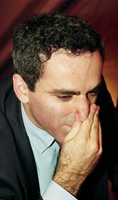 אלוף האולם בשחמט, גארי קספרוב, הפסיד לנתן שרנסקי, מתנגד המשטר הסובייטי וכיום שר בממשלה, במשחק סימולטני בירושלים.