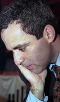 אלוף האולם בשחמט, גארי קספרוב, הפסיד לנתן שרנסקי, מתנגד המשטר הסובייטי וכיום שר בממשלה, במשחק סימולטני בירושלים.