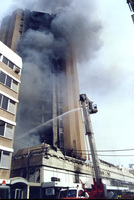 בית מלון עולה באש.