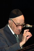 Prof. Yeshayahu Leibowicz speaking before an audience at Tzavta.