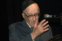 Prof. Yeshayahu Leibowicz speaking before an audience at Tzavta.