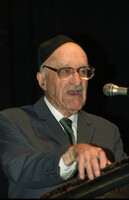 Prof. Yeshayahu Leibowicz speaking before an audience at Tzavta.