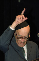 Prof. Yeshayahu Leibowicz speaking before an audience at Tzavta.