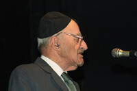 Prof. Yeshayahu Leibowicz speaking before an audience at Tzavta.
