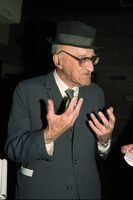 Prof. Yeshayahu Leibowicz speaking before an audience at Tzavta.