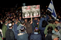 עימותים עם המשטרה בהפגנה של מאות.
