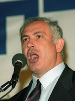 אנשי ימין מפגינים נגד השמאל.