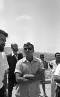 עזר ויצמן ביקר היום בהתנחלות קריית ארבע והיה סקרן מאוד לשמוע על האפשרות לבנות מפעלי תעשייה קטנים לטובת המתיישבים היהודים.