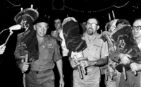 חגיגת שמחת תורה במחנה צבאי עם ראשת הממשלה גולדה מאיר, הרב הראשי מרדכי פירון ואחרים.