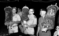 חגיגת שמחת תורה במחנה צבאי עם ראשת הממשלה גולדה מאיר, הרב הראשי מרדכי פירון ואחרים.