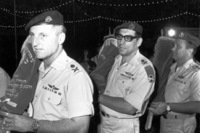 חגיגת שמחת תורה במחנה צבאי עם ראשת הממשלה גולדה מאיר, הרב הראשי מרדכי פירון ואחרים.